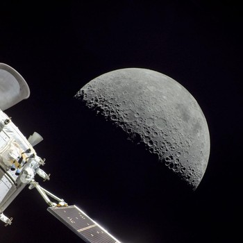 Penampakan Sunyi Permukaan Bulan Hasil 'Jepret' Kapsul Orion