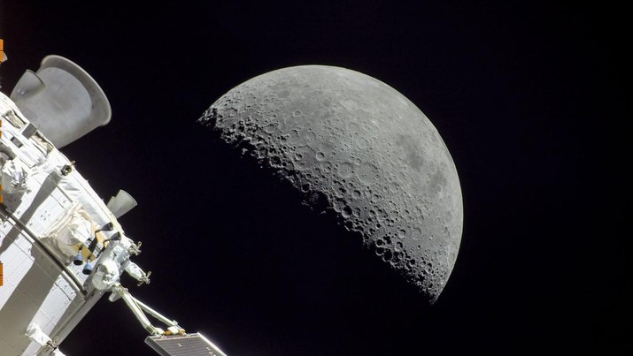 Pada hari ke-19 misi Artemis I (4/12/2022), sebuah kamera yang dipasang di pesawat ruang angkasa Orion menangkap Bulan tepat dalam bingkai saat Orion bersiap untuk terbang lintas kembali pada 5 Desember, ketika melewati kira-kira 79 mil di atas permukaan bulan. (Flickr/NASA Johnson)