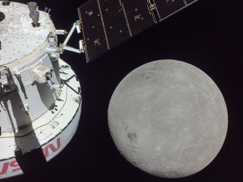 Pada hari ke-19 misi Artemis I (4/12/2022), sebuah kamera yang dipasang di pesawat ruang angkasa Orion menangkap Bulan tepat dalam bingkai saat Orion bersiap untuk terbang lintas kembali pada 5 Desember, ketika melewati kira-kira 79 mil di atas permukaan bulan. Pada hari ke-19 misi Artemis I (4/12/2022), sebuah kamera yang dipasang di pesawat ruang angkasa Orion menangkap Bulan tepat dalam bingkai saat Orion bersiap untuk terbang lintas kembali pada 5 Desember, ketika melewati kira-kira 79 mil di atas permukaan bulan. (Dok. NASA)