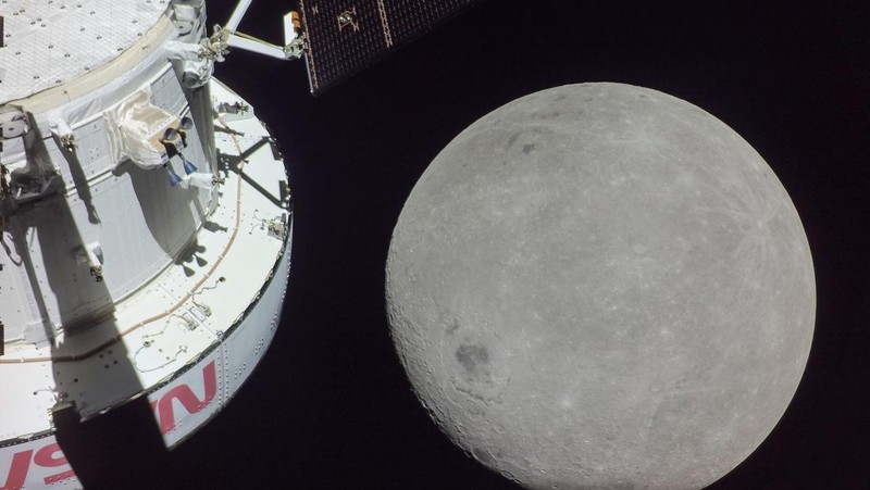 Pada hari ke-19 misi Artemis I (4/12/2022), sebuah kamera yang dipasang di pesawat ruang angkasa Orion menangkap Bulan tepat dalam bingkai saat Orion bersiap untuk terbang lintas kembali pada 5 Desember, ketika melewati kira-kira 79 mil di atas permukaan bulan. (Dok. NASA)