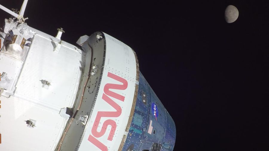Pada hari ke-19 misi Artemis I (4/12/2022), sebuah kamera yang dipasang di pesawat ruang angkasa Orion menangkap Bulan tepat dalam bingkai saat Orion bersiap untuk terbang lintas kembali pada 5 Desember, ketika melewati kira-kira 79 mil di atas permukaan bulan. (Dok. NASA)
