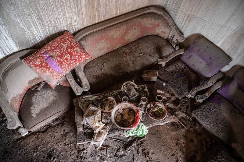 Gambar ini menunjukkan rumah warga yang terbengkalai terendam abu akibat letusan gunung Semeru pada 4 Desember di desa Kajar Kuning, Lumajang pada 6 Desember 2022. Gambar ini menunjukkan rumah warga yang terbengkalai terendam abu akibat letusan gunung Semeru pada 4 Desember di desa Kajar Kuning, Lumajang pada 6 Desember 2022. (JUNI KRISWANTO/AFP via Getty Images)