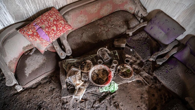 Gambar ini menunjukkan rumah warga yang terbengkalai terendam abu akibat letusan gunung Semeru pada 4 Desember di desa Kajar Kuning, Lumajang pada 6 Desember 2022. (JUNI KRISWANTO/AFP via Getty Images)