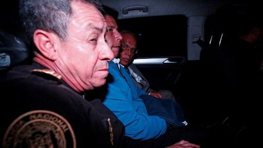 Peru's former President Pedro Castillo (C) is seen inside a police car as he leaves the Lima Prefecture, where he was under detention, in Lima, on December 7, 2022. - Peru's Pedro Castillo was impeached and replaced as president by his deputy on Wednesday in a dizzying series of events in the country that has long been prone to political upheaval. Dina Boluarte, a 60-year-old lawyer, was sworn in as Peru's first female president just hours after Castillo tried to wrest control of the legislature in a move criticised as an attempted coup. (Photo by Renato Pajuelo / AFP)