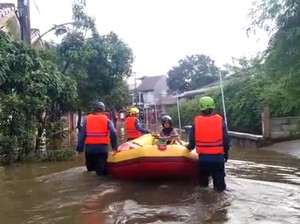 Damkar Evakuasi Warga Depok Terjebak Banjir: Air Seleher Orang Dewasa