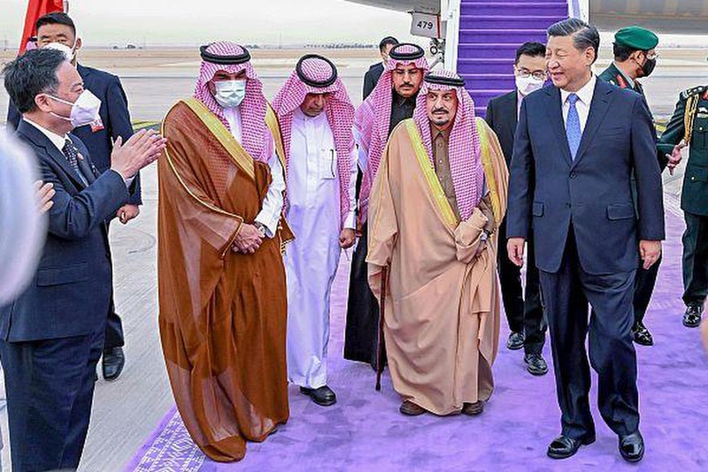 Presiden Republik Rakyat Tiongkok Xi Jinping disambut oleh Emir Riyadh Faisal bin Bende bin Abdulaziz dan Menteri Luar Negeri Arab Saudi Faisal bin Farhan di Bandara Internasional King Khalid di Riyadh, Arab Saudi pada 07 Desember 2022. Presiden Republik Rakyat Tiongkok Xi Jinping disambut oleh Emir Riyadh Faisal bin Bende bin Abdulaziz dan Menteri Luar Negeri Arab Saudi Faisal bin Farhan di Bandara Internasional King Khalid di Riyadh, Arab Saudi pada 07 Desember 2022. (Photo by Saudi Arabian Foreign Ministry / Handout/Anadolu Agency via Getty Images)