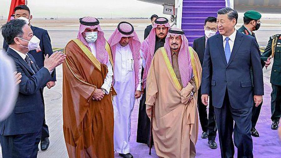 Presiden Republik Rakyat Tiongkok Xi Jinping disambut oleh Emir Riyadh Faisal bin Bende bin Abdulaziz dan Menteri Luar Negeri Arab Saudi Faisal bin Farhan di Bandara Internasional King Khalid di Riyadh, Arab Saudi pada 07 Desember 2022. (Photo by Saudi Arabian Foreign Ministry / Handout/Anadolu Agency via Getty Images)