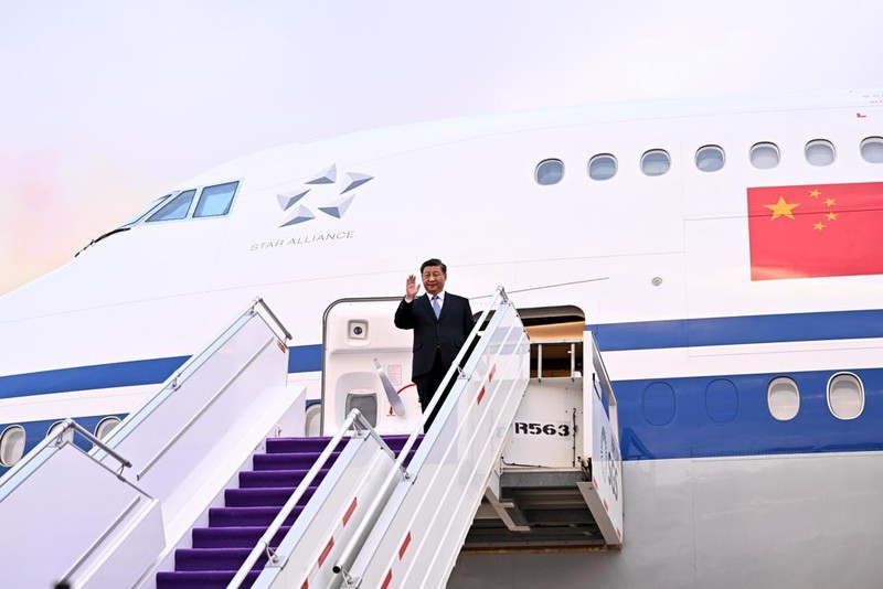 Presiden Republik Rakyat Tiongkok Xi Jinping disambut oleh Emir Riyadh Faisal bin Bende bin Abdulaziz dan Menteri Luar Negeri Arab Saudi Faisal bin Farhan di Bandara Internasional King Khalid di Riyadh, Arab Saudi pada 07 Desember 2022. Presiden Republik Rakyat Tiongkok Xi Jinping disambut oleh Emir Riyadh Faisal bin Bende bin Abdulaziz dan Menteri Luar Negeri Arab Saudi Faisal bin Farhan di Bandara Internasional King Khalid di Riyadh, Arab Saudi pada 07 Desember 2022. (Photo by Saudi Arabian Foreign Ministry / Handout/Anadolu Agency via Getty Images)