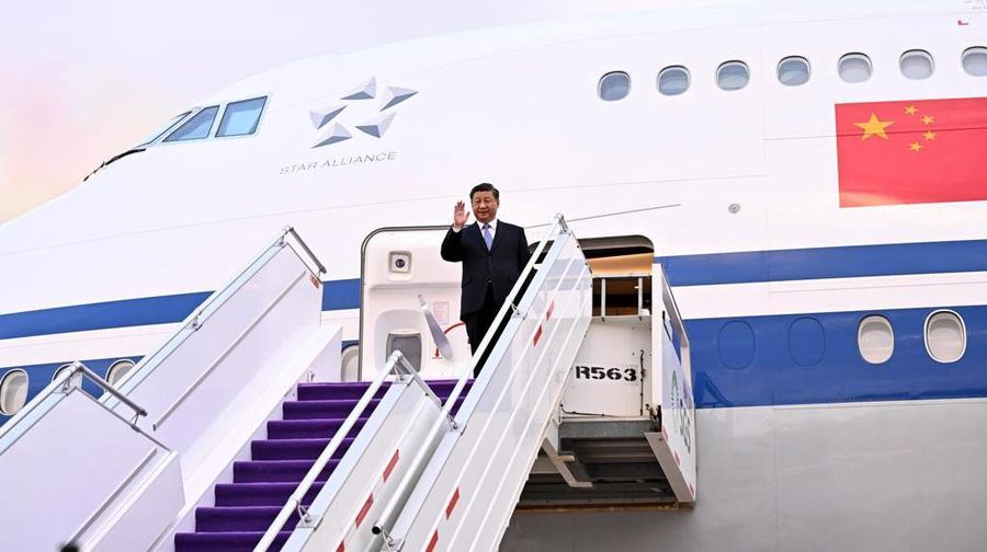 Presiden Republik Rakyat Tiongkok Xi Jinping disambut oleh Emir Riyadh Faisal bin Bende bin Abdulaziz dan Menteri Luar Negeri Arab Saudi Faisal bin Farhan di Bandara Internasional King Khalid di Riyadh, Arab Saudi pada 07 Desember 2022. (Saudi Arabian Foreign Ministry / Handout/Anadolu Agency via Getty Images)