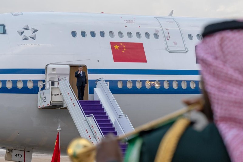 Presiden Republik Rakyat Tiongkok Xi Jinping disambut oleh Emir Riyadh Faisal bin Bende bin Abdulaziz dan Menteri Luar Negeri Arab Saudi Faisal bin Farhan di Bandara Internasional King Khalid di Riyadh, Arab Saudi pada 07 Desember 2022. Presiden Republik Rakyat Tiongkok Xi Jinping disambut oleh Emir Riyadh Faisal bin Bende bin Abdulaziz dan Menteri Luar Negeri Arab Saudi Faisal bin Farhan di Bandara Internasional King Khalid di Riyadh, Arab Saudi pada 07 Desember 2022. (Photo by Saudi Arabian Foreign Ministry / Handout/Anadolu Agency via Getty Images)
