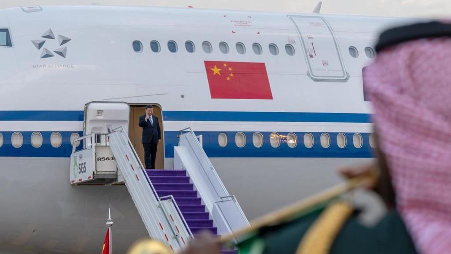 Presiden Republik Rakyat Tiongkok Xi Jinping disambut oleh Emir Riyadh Faisal bin Bende bin Abdulaziz dan Menteri Luar Negeri Arab Saudi Faisal bin Farhan di Bandara Internasional King Khalid di Riyadh, Arab Saudi pada 07 Desember 2022. (Photo by Saudi Arabian Foreign Ministry / Handout/Anadolu Agency via Getty Images)