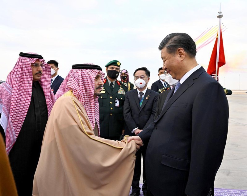 Presiden Republik Rakyat Tiongkok Xi Jinping disambut oleh Emir Riyadh Faisal bin Bende bin Abdulaziz dan Menteri Luar Negeri Arab Saudi Faisal bin Farhan di Bandara Internasional King Khalid di Riyadh, Arab Saudi pada 07 Desember 2022. Presiden Republik Rakyat Tiongkok Xi Jinping disambut oleh Emir Riyadh Faisal bin Bende bin Abdulaziz dan Menteri Luar Negeri Arab Saudi Faisal bin Farhan di Bandara Internasional King Khalid di Riyadh, Arab Saudi pada 07 Desember 2022. (Photo by Saudi Arabian Foreign Ministry / Handout/Anadolu Agency via Getty Images)