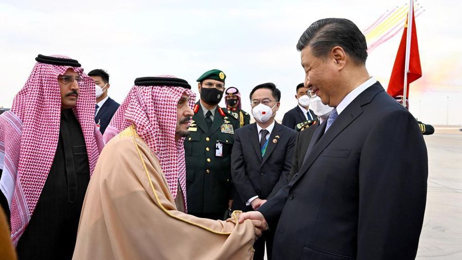 Presiden Republik Rakyat Tiongkok Xi Jinping (kanan) disambut oleh Emir Riyadh Faisal bin Bende bin Abdulaziz (kiri) dan Menteri Luar Negeri Arab Saudi Faisal bin Farhan (tidak terlihat) di Bandara Internasional King Khalid di Riyadh, Arab Saudi pada bulan Desember 07, 2022. (Saudi Arabian Foreign Ministry / Handout/Anadolu Agency via Getty Images)