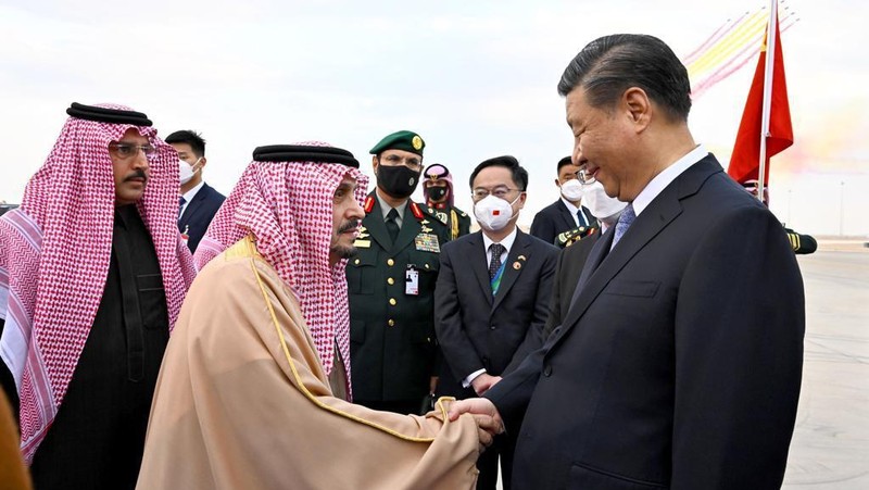 Presiden Republik Rakyat Tiongkok Xi Jinping disambut oleh Emir Riyadh Faisal bin Bende bin Abdulaziz dan Menteri Luar Negeri Arab Saudi Faisal bin Farhan di Bandara Internasional King Khalid di Riyadh, Arab Saudi pada 07 Desember 2022. (Photo by Saudi Arabian Foreign Ministry / Handout/Anadolu Agency via Getty Images)