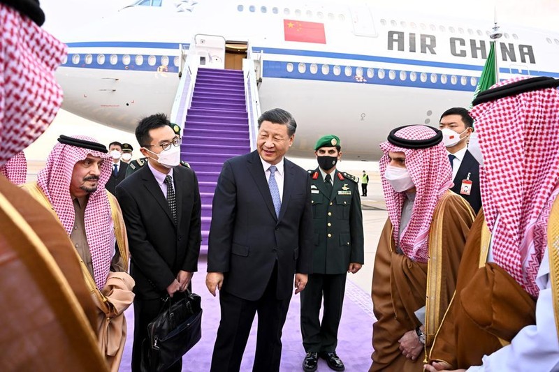 Presiden Republik Rakyat Tiongkok Xi Jinping disambut oleh Emir Riyadh Faisal bin Bende bin Abdulaziz dan Menteri Luar Negeri Arab Saudi Faisal bin Farhan di Bandara Internasional King Khalid di Riyadh, Arab Saudi pada 07 Desember 2022. Presiden Republik Rakyat Tiongkok Xi Jinping disambut oleh Emir Riyadh Faisal bin Bende bin Abdulaziz dan Menteri Luar Negeri Arab Saudi Faisal bin Farhan di Bandara Internasional King Khalid di Riyadh, Arab Saudi pada 07 Desember 2022. (Photo by Saudi Arabian Foreign Ministry / Handout/Anadolu Agency via Getty Images)