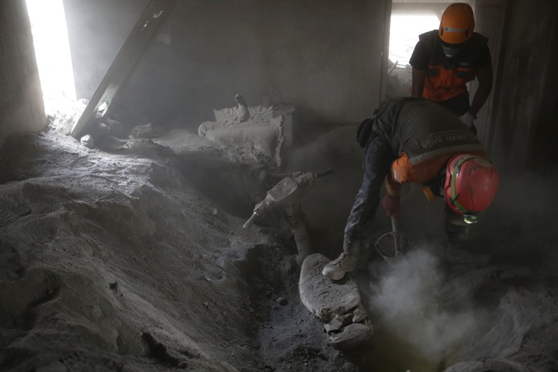 Gambar ini menunjukkan rumah warga yang terbengkalai terendam abu akibat letusan gunung Semeru pada 4 Desember di desa Kajar Kuning, Lumajang pada 6 Desember 2022. (JUNI KRISWANTO/AFP via Getty Images)
