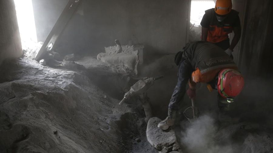 Gambar ini menunjukkan rumah warga yang terbengkalai terendam abu akibat letusan gunung Semeru pada 4 Desember di desa Kajar Kuning, Lumajang pada 6 Desember 2022. (JUNI KRISWANTO/AFP via Getty Images)