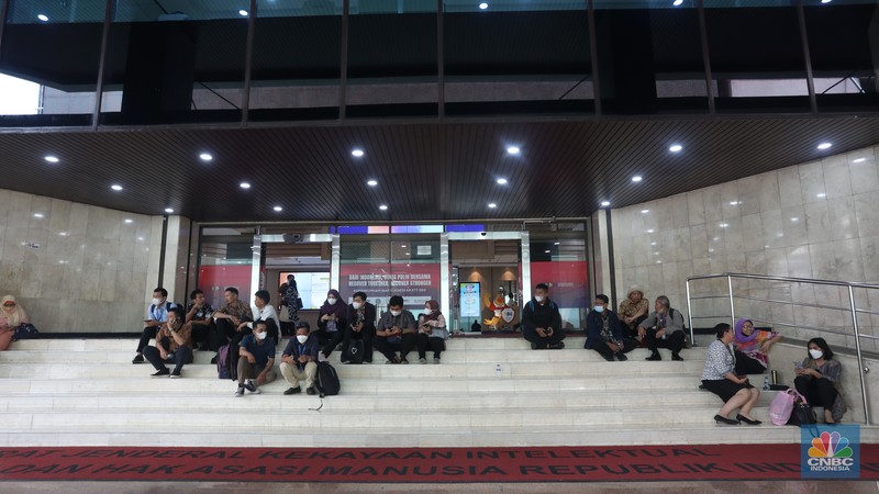 Sejumlah karyawan keluar gedung usai terjadi kebakaran di gedung Imigrasi Kantor Kementerian Hukum dan Hak Asasi Manusia (Kemenkumham), di Jl HR Rasuna Said, Jakarta Selatan, Kamis (8/12/2022). Sejumlah karyawan keluar gedung usai terjadi kebakaran di gedung Imigrasi Kantor Kementerian Hukum dan Hak Asasi Manusia (Kemenkumham), di Jl HR Rasuna Said, Jakarta Selatan, Kamis (8/12/2022). Dinas Penanggulangan Kebakaran dan Penyelamatan (Gulkarmat) DKI Jakarta mengerahkan 25 mobil pemadam kebakaran untuk menjinakkan si jago merah. (CNBC Indonesia/Andrean Kristianto)
