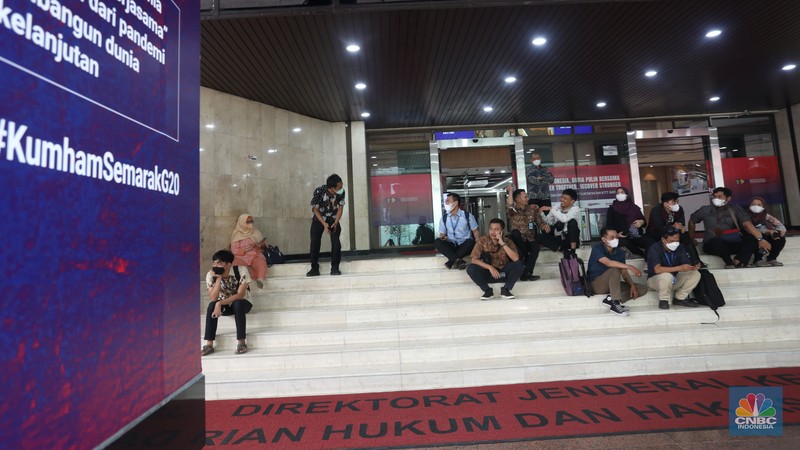 Sejumlah karyawan keluar gedung usai terjadi kebakaran di gedung Imigrasi Kantor Kementerian Hukum dan Hak Asasi Manusia (Kemenkumham), di Jl HR Rasuna Said, Jakarta Selatan, Kamis (8/12/2022). Sejumlah karyawan keluar gedung usai terjadi kebakaran di gedung Imigrasi Kantor Kementerian Hukum dan Hak Asasi Manusia (Kemenkumham), di Jl HR Rasuna Said, Jakarta Selatan, Kamis (8/12/2022). Dinas Penanggulangan Kebakaran dan Penyelamatan (Gulkarmat) DKI Jakarta mengerahkan 25 mobil pemadam kebakaran untuk menjinakkan si jago merah. (CNBC Indonesia/Andrean Kristianto)