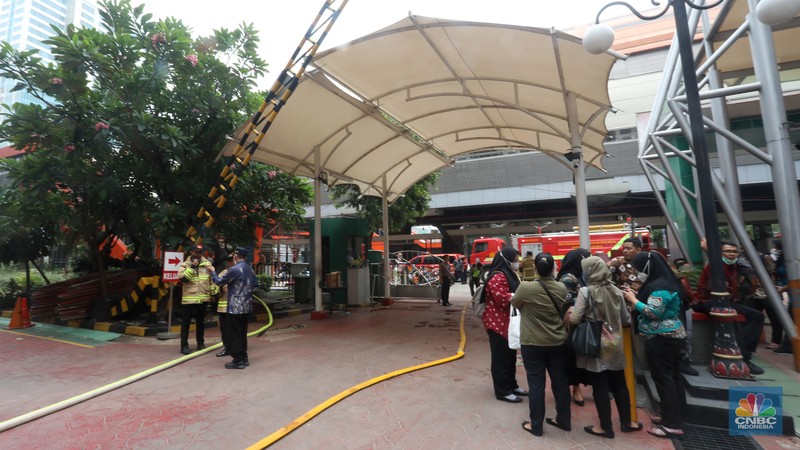 Sejumlah karyawan keluar gedung usai terjadi kebakaran di gedung Imigrasi Kantor Kementerian Hukum dan Hak Asasi Manusia (Kemenkumham), di Jl HR Rasuna Said, Jakarta Selatan, Kamis (8/12/2022). Sejumlah karyawan keluar gedung usai terjadi kebakaran di gedung Imigrasi Kantor Kementerian Hukum dan Hak Asasi Manusia (Kemenkumham), di Jl HR Rasuna Said, Jakarta Selatan, Kamis (8/12/2022). Dinas Penanggulangan Kebakaran dan Penyelamatan (Gulkarmat) DKI Jakarta mengerahkan 25 mobil pemadam kebakaran untuk menjinakkan si jago merah. (CNBC Indonesia/Andrean Kristianto)