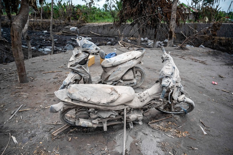 Gambar ini menunjukkan rumah warga yang terbengkalai terendam abu akibat letusan gunung Semeru pada 4 Desember di desa Kajar Kuning, Lumajang pada 6 Desember 2022. Gambar ini menunjukkan rumah warga yang terbengkalai terendam abu akibat letusan gunung Semeru pada 4 Desember di desa Kajar Kuning, Lumajang pada 6 Desember 2022. (JUNI KRISWANTO/AFP via Getty Images)