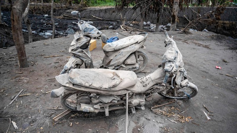 Gambar ini menunjukkan rumah warga yang terbengkalai terendam abu akibat letusan gunung Semeru pada 4 Desember di desa Kajar Kuning, Lumajang pada 6 Desember 2022. (JUNI KRISWANTO/AFP via Getty Images)