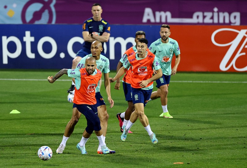 Soccer Football - FIFA World Cup Qatar 2022 - Brazil Training - Al Arabi SC Stadium, Doha, Qatar - December 6, 2022 Brazil's Everton Ribeiro, Gabriel Martinelli, Fabinho and Fred during training REUTERS/Ibraheem Al Omari