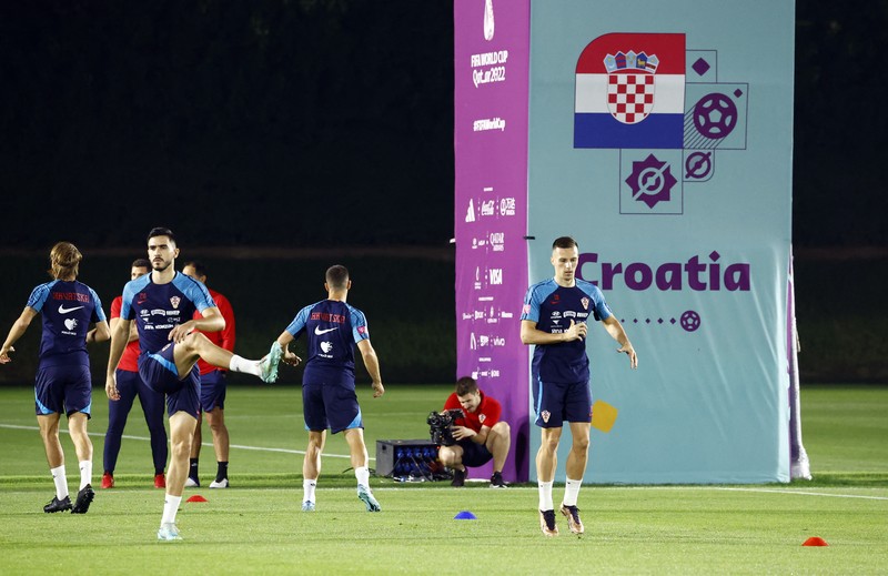 SOCCER-WORLDCUP-CRO-BRA/PREVIEW Soccer Football - FIFA World Cup Qatar 2022 - Brazil Training - Al Arabi SC Stadium, Doha, Qatar - December 6, 2022 Brazil's Everton Ribeiro, Gabriel Martinelli, Fabinho and Fred during training REUTERS/Ibraheem Al Omari