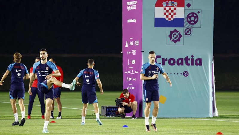 Soccer Football - FIFA World Cup Qatar 2022 - Brazil Training - Al Arabi SC Stadium, Doha, Qatar - December 6, 2022 Brazil's Everton Ribeiro, Gabriel Martinelli, Fabinho and Fred during training REUTERS/Ibraheem Al Omari