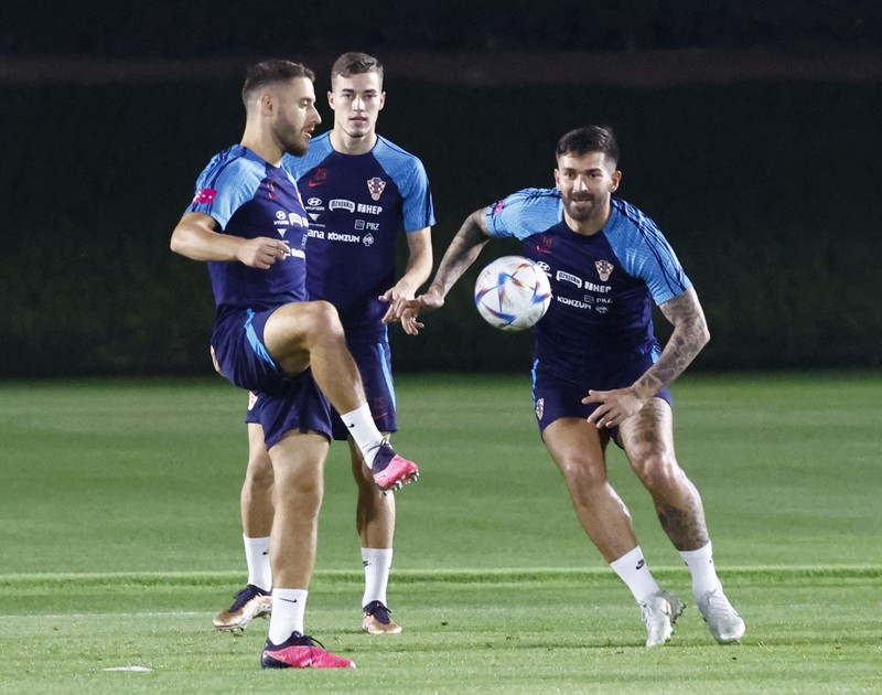 SOCCER-WORLDCUP-CRO-BRA/PREVIEW Soccer Football - FIFA World Cup Qatar 2022 - Brazil Training - Al Arabi SC Stadium, Doha, Qatar - December 6, 2022 Brazil's Everton Ribeiro, Gabriel Martinelli, Fabinho and Fred during training REUTERS/Ibraheem Al Omari