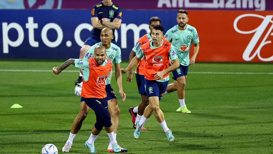 Soccer Football - FIFA World Cup Qatar 2022 - Brazil Training - Al Arabi SC Stadium, Doha, Qatar - December 6, 2022 Brazil's Everton Ribeiro, Gabriel Martinelli, Fabinho and Fred during training REUTERS/Ibraheem Al Omari
