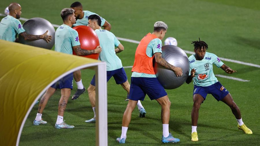 Soccer Football - FIFA World Cup Qatar 2022 - Brazil Training - Al Arabi SC Stadium, Doha, Qatar - December 6, 2022 Brazil's Everton Ribeiro, Gabriel Martinelli, Fabinho and Fred during training REUTERS/Ibraheem Al Omari
