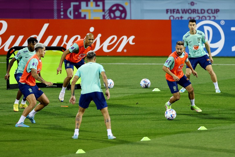 SOCCER-WORLDCUP-CRO-BRA/PREVIEW Soccer Football - FIFA World Cup Qatar 2022 - Brazil Training - Al Arabi SC Stadium, Doha, Qatar - December 6, 2022 Brazil's Everton Ribeiro, Gabriel Martinelli, Fabinho and Fred during training REUTERS/Ibraheem Al Omari