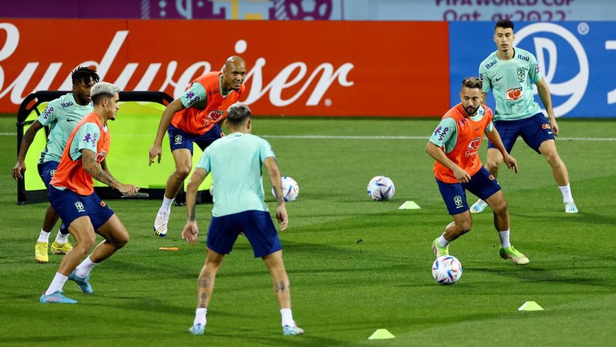 Soccer Football - FIFA World Cup Qatar 2022 - Brazil Training - Al Arabi SC Stadium, Doha, Qatar - December 6, 2022 Brazil's Everton Ribeiro, Gabriel Martinelli, Fabinho and Fred during training REUTERS/Ibraheem Al Omari