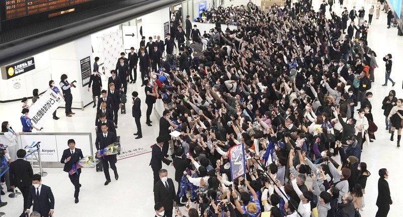 Tim nasional Jepang pulang ke negaranya setelah tersingkir di fase gugur Piala Dunia 2022 oleh Kroasia. Supporters take photos of the Japanese national soccer team, including head coach Hajime Moriyasu, returning from the World Cup in Qatar at Narita International Airport in Narita, east of Tokyo Japan December 7, 2022. Mandatory credit Kyodo/via REUTERS ATTENTION EDITORS - THIS IMAGE WAS PROVIDED BY A THIRD PARTY. MANDATORY CREDIT. JAPAN OUT. NO COMMERCIAL OR EDITORIAL SALES IN JAPAN