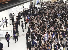 Bikin Bangga, Fan Menyemut Sambut Timnas Jepang di Bandara