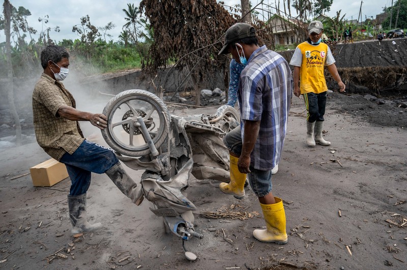 Gambar ini menunjukkan rumah warga yang terbengkalai terendam abu akibat letusan gunung Semeru pada 4 Desember di desa Kajar Kuning, Lumajang pada 6 Desember 2022. (JUNI KRISWANTO/AFP via Getty Images)