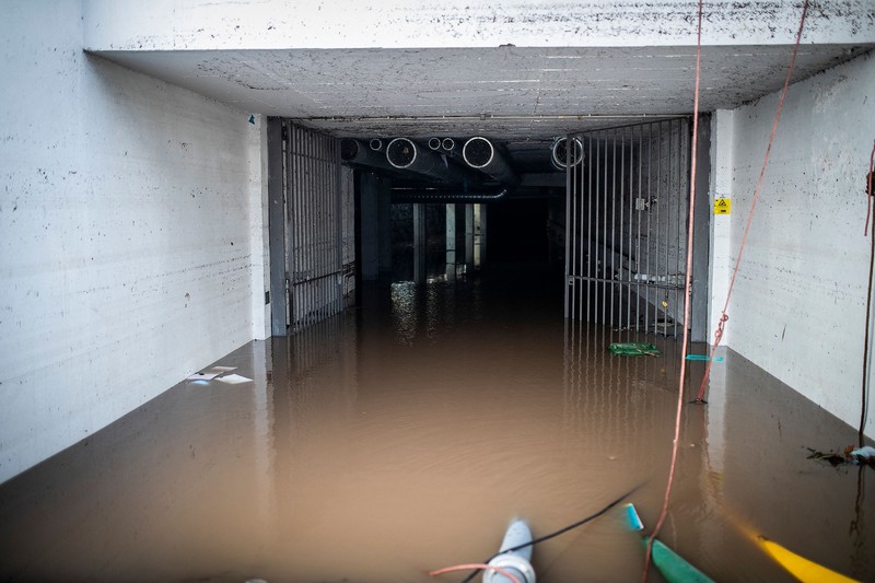 Seorang pria mencoba membuang air berlumpur setelah banjir di Lisbon pada 8 Desember 2022. - Satu orang meninggal tadi malam akibat banjir di wilayah Lisbon, dilanda hujan lebat, kata dinas pertahanan sipil. Seorang pria mencoba membuang air berlumpur setelah banjir di Lisbon pada 8 Desember 2022. - Satu orang meninggal tadi malam akibat banjir di wilayah Lisbon, dilanda hujan lebat, kata dinas pertahanan sipil. (CARLOS COSTA/AFP via Getty Images)
