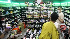 Sneakers Karya Mendiang Desainer Ini Laku Seharga Rp358 M!
