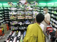 Ngutangin Negara Seharga Sepatu Sneakers, Cuan Berapa?