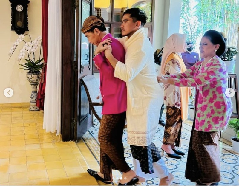 Prosesi sungkeman hingga siraman tersebut, keluarga besar Jokowi mengenakan busana nuansa merah muda dan kebaya bermotif bunga. (Ist) Prosesi sungkeman hingga siraman tersebut, keluarga besar Jokowi mengenakan busana nuansa merah muda dan kebaya bermotif bunga. (Ist)
