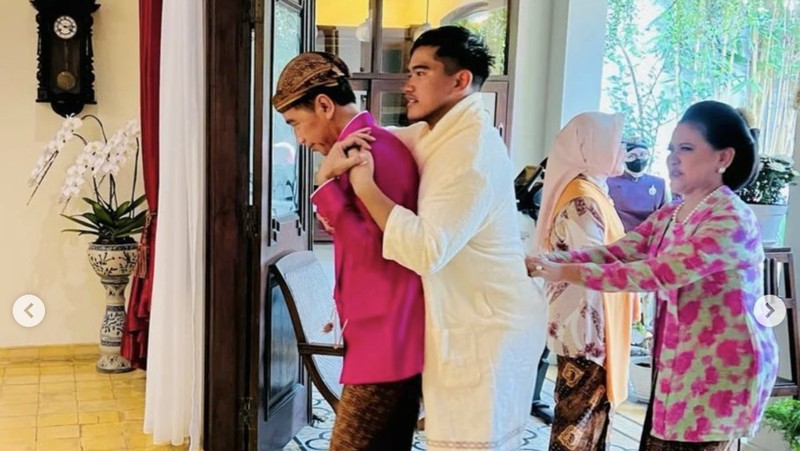 Prosesi sungkeman hingga siraman tersebut, keluarga besar Jokowi mengenakan busana nuansa merah muda dan kebaya bermotif bunga. (Ist)