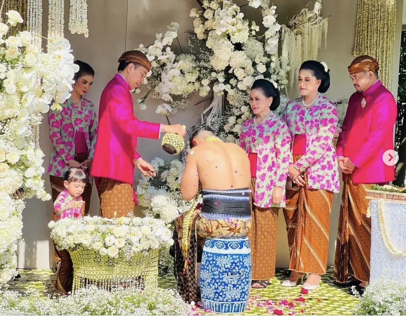 Prosesi sungkeman hingga siraman tersebut, keluarga besar Jokowi mengenakan busana nuansa merah muda dan kebaya bermotif bunga. (Ist) Prosesi sungkeman hingga siraman tersebut, keluarga besar Jokowi mengenakan busana nuansa merah muda dan kebaya bermotif bunga. (Ist)