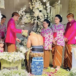 Serba Pink, Potret Jokowi di Acara Siraman Kaesang-Erina