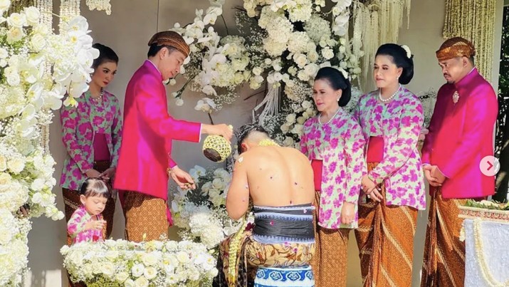 Kaesang Pangarep menjalani rangkaian prosesi pernikahan dengan Erina Gudono. Prosesi sungkeman dan siraman berjalan dengan baik dan lancar. Kaesang Pangarep menjalani rangkaian prosesi pernikahan dengan Erina Gudono. Prosesi sungkeman dan siraman berjalan dengan baik dan lancar. (Instagram @jokowi)