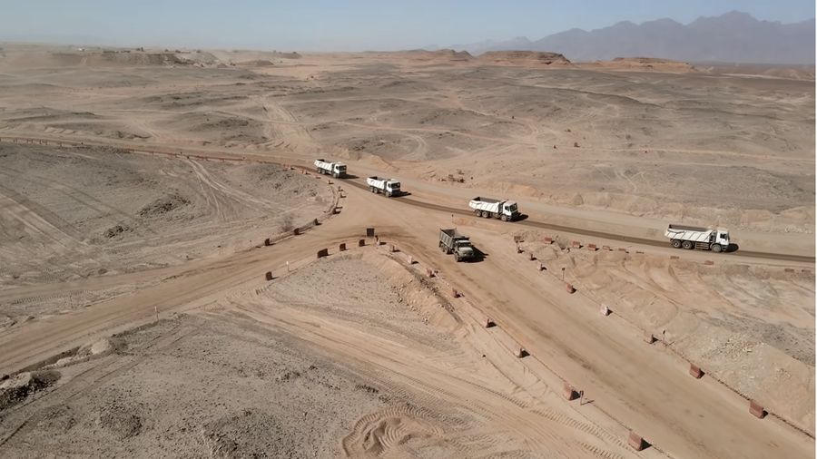 Melalui gambar udara nampak proyek Megacity Line sedang dibangun di Arab Saudi. (Tangkapan Layar Youtube  Dezeen)