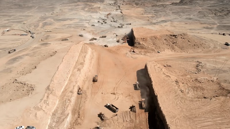 Melalui gambar udara nampak proyek Megacity Line sedang dibangun di Arab Saudi. (Tangkapan Layar Youtube Dezeen) Melalui gambar udara nampak proyek Megacity Line sedang dibangun di Arab Saudi. (Tangkapan Layar Youtube Dezeen)