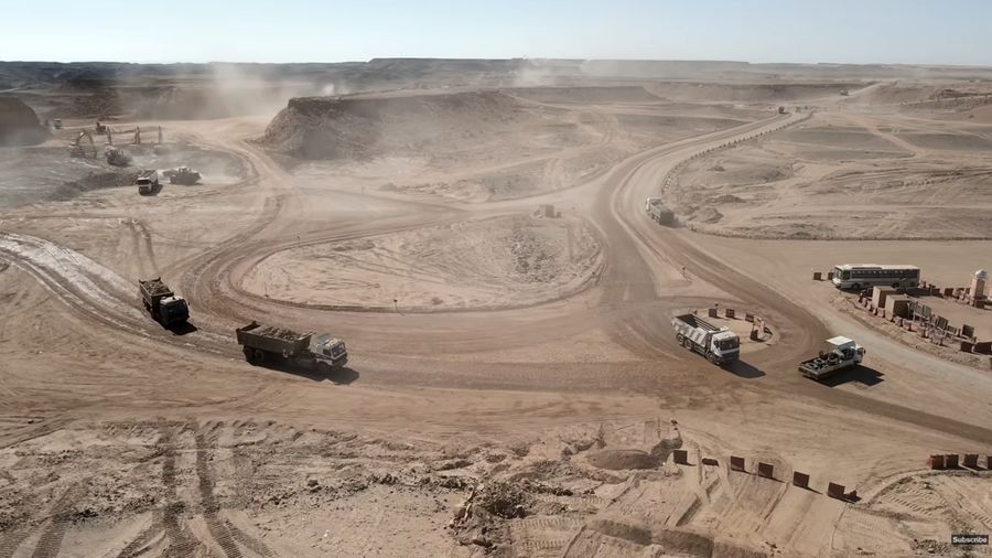 Melalui gambar udara nampak proyek Megacity Line sedang dibangun di Arab Saudi. (Tangkapan Layar Youtube  Dezeen)