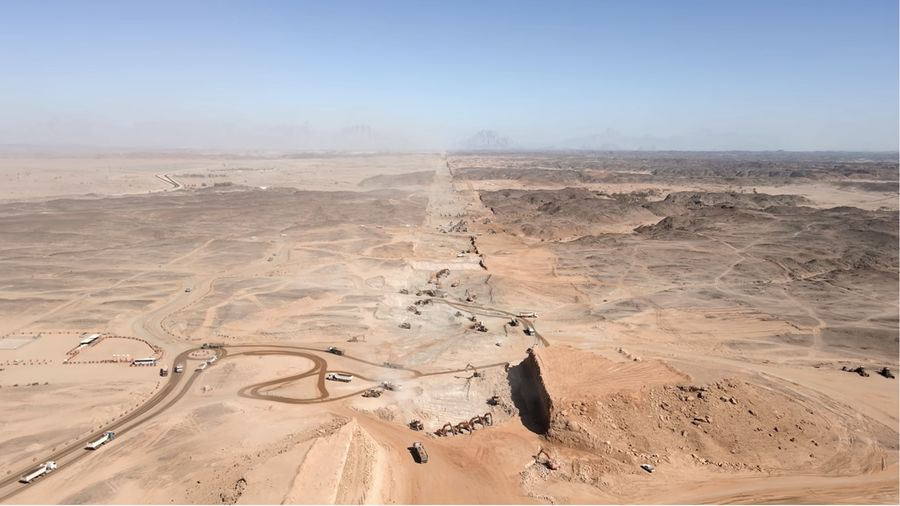 Melalui gambar udara nampak proyek Megacity Line sedang dibangun di Arab Saudi. (Tangkapan Layar Youtube  Dezeen)
