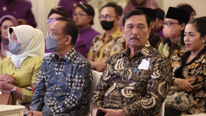 Menko Maritim dan Investasi Luhut Binsar Pandjaitan di acara Upacara Malam Midodareni Pernikahan Kaesang & Erina Menko Maritim dan Investasi Luhut Binsar Pandjaitan di acara Upacara Malam Midodareni Pernikahan Kaesang & Erina